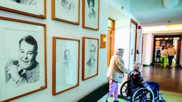 Retratos de artistas famosos, como Vasco Santana e Raul Solnado, animam os corredores