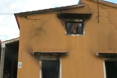 Um ferido grave em incêndio numa moradia em Tomar. Mais de 30 bombeiros no local