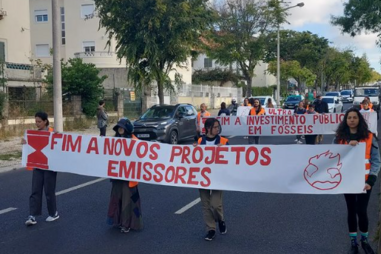  Ativistas do Climáximo provocam marcha lenta na avenida Gago Coutinho em Lisboa