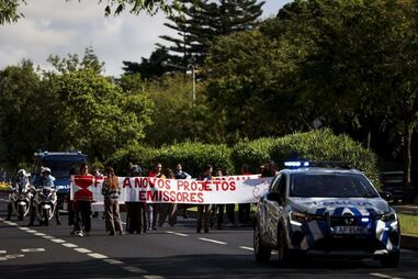 Ativistas do Climáximo provocam marcha lenta na avenida Gago Coutinho em Lisboa