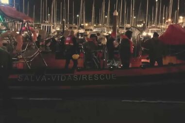 Avô e dois netos resgatados após naufrágio de barco de pesca ao largo de Vila Nova de Gaia