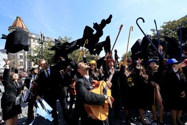 Risos, abraços e muita emoção marcaram o cortejo académico da Queima das Fitas do Porto