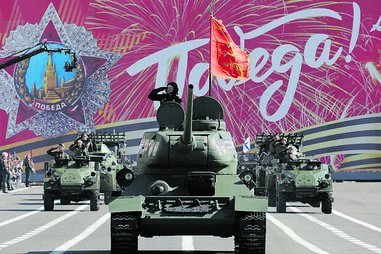 Desfile contou com centenas de militares que combateram na Ucrânia, saudados por Putin como “heróis”