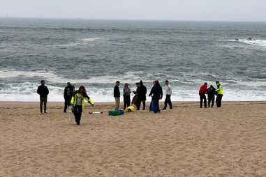 Ainda foram feitas manobras de reanimação no areal da praia da Lagoa, mas sem sucesso