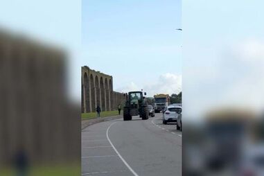 Ukra chega ao treino do Rio Ave de trator. Veja o vídeo
