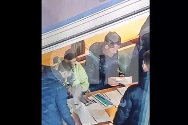 Imagens exclusivas mostram Fernando e Sandra Madureira a vender bilhetes do FC Porto