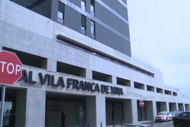 Condutor esfaqueado em roubo de Mercedes