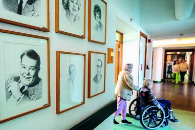 Retratos de artistas famosos, como Vasco Santana e Raul Solnado, animam os corredores