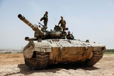 Militares israelitas operam perto da fronteira entre Israel e Gaza