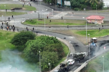 Nova Caledónia a ferro e fogo: Imagens de drone mostram confrontos e carros incendiados