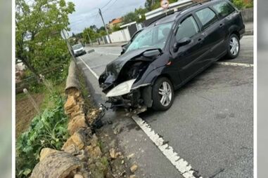 Colisão entre dois carros faz três feridos em Oliveira de Azeméis