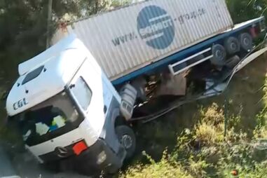 Camião em risco de queda corta Estrada Nacional 10 em Santa Iria de Azóia