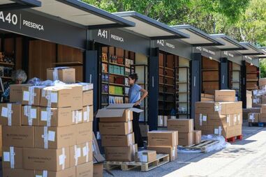 Preparativos para a abertura da Feira do Livro de Lisboa no Parque Eduardo VII, em Lisboa