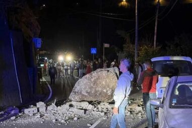 Pedra de grandes dimensões destrói carrinha na Madeira