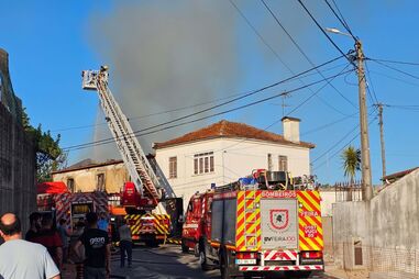 Incêndio habitacional faz um ferido e deixa família desalojada na Feira