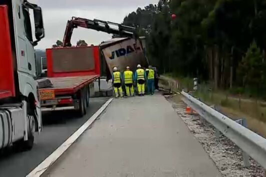 Camião arde na A25 em Aveiro