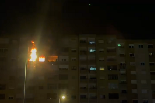 Um morto e quatro feridos em incêndio num prédio de oito andares em Belas