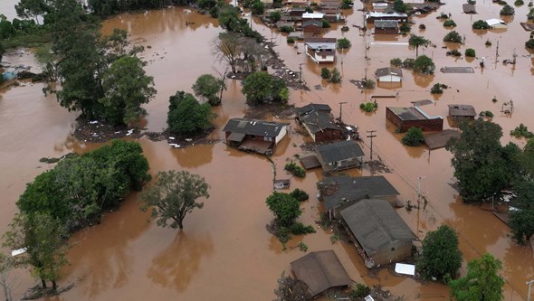 Autoridades fazem apelos desesperados para moradores fugirem após previsão de mais chuvas fortes no sul do Brasil 