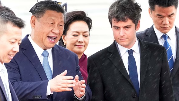 Xi Jinping aterra em França para viagem rara e tensa