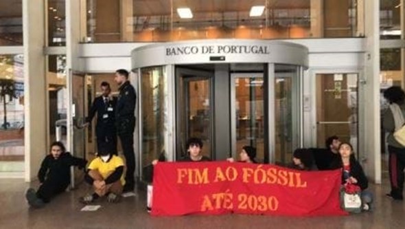 Estudantes do Movimento Fim ao Fóssil bloqueiam entrada do Banco de Portugal