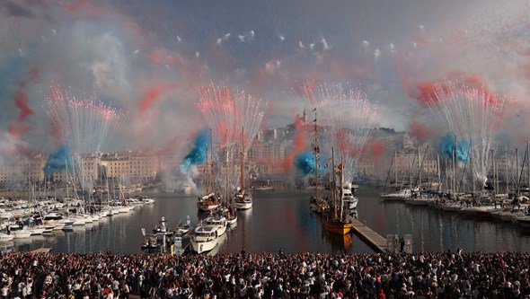 Cenário digno de um quadro: Fogo de artifício pinta céus de Marselha na chegada da chama olímpica a França