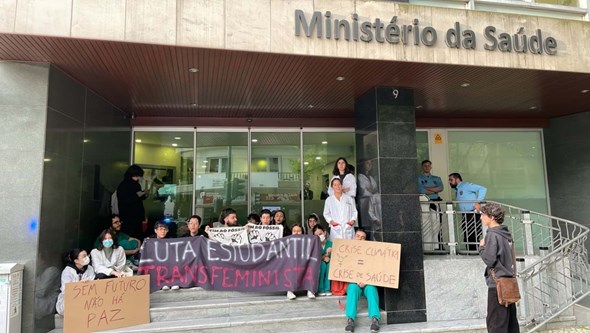 Quatro ativistas climáticos detidos após bloquearem acesso ao Ministério da Saúde