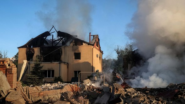 Bombardeamento russo mata duas pessoas e fere cinco na região ucraniana de Kharkiv