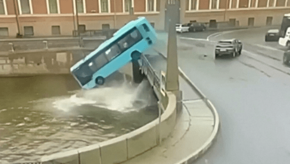 Quatro mortos e seis feridos após autocarro cair ao rio em São Petersburgo