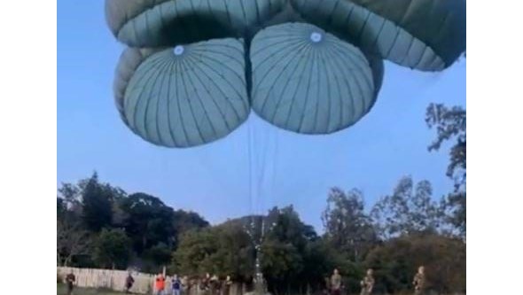 Aviões militares começam a lançar mantimentos de paraquedas a moradores em áreas isoladas pelas cheias no sul do Brasil 