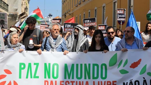 "Paz sim, Guerra não" e "Palestina Vencerá": Milhares manifestam-se em Lisboa contra genocídio em Gaza