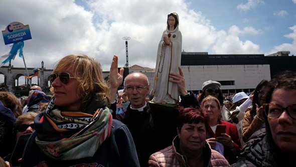 Pedidos, orações e agradecimentos: Milhares de peregrinos celebram 13 de Maio em Fátima