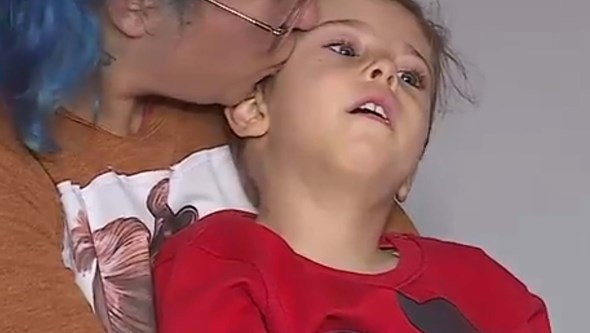 "Não anda nem fala": Pais de menino com paralisia cerebral e 95% de incapacidade precisam de ajuda. Veja na CMTV