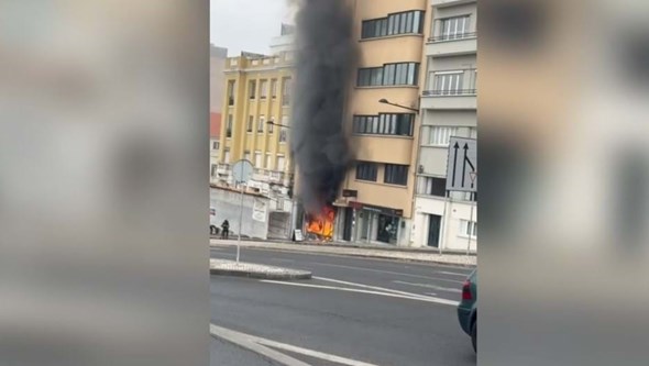 Incêndio em loja de equipamentos elétricos perto do Marquês Pombal provoca danos materiais