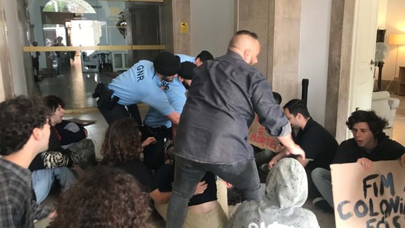 Estudantes ativistas ocupam Ministério dos Negócios Estrangeiros