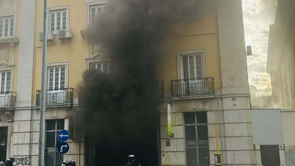 Incêndio em quatro tuk-tuk mobiliza dezenas de bombeiros em Lisboa