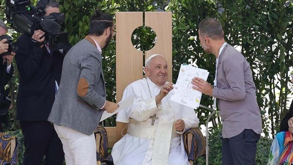 Papa abraça israelita e palestiniano que perderam familiares no conflito no Médio Oriente