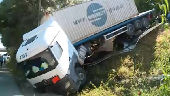 Camião em risco de queda corta Estrada Nacional 10 em Santa Iria de Azóia