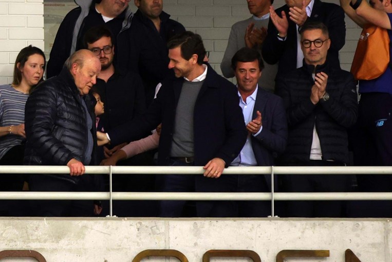 Novo presidente subiu à tribuna de honra do Dragão Arena e esteve com ex-presidente dos azuis e brancos.