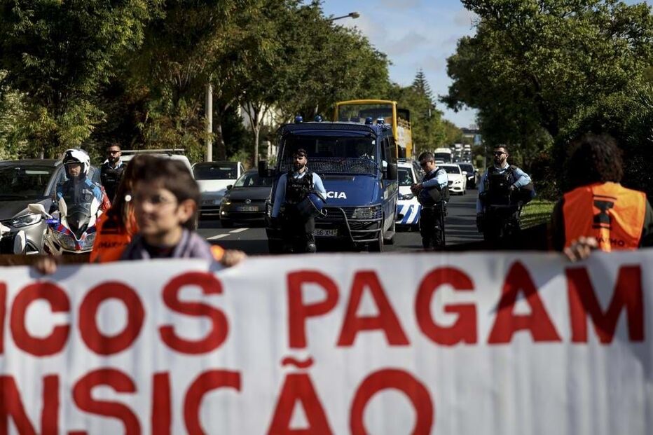 Ativistas do Climáximo provocam marcha lenta na avenida Gago Coutinho em Lisboa
