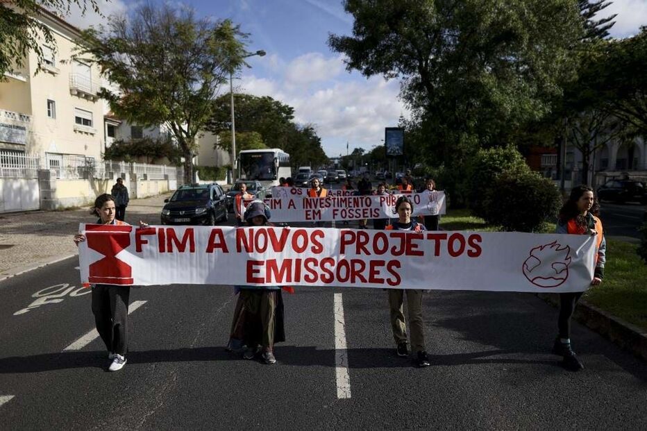 Ativistas do Climáximo provocam marcha lenta na avenida Gago Coutinho em Lisboa