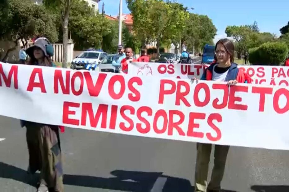 2024-05-03_12_44_34 Ativistas do Climáximo provocam marcha lenta na avenida Gago Coutinho em Lisboa.jpg