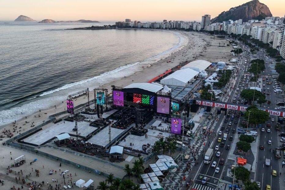 Vista sobre o palco na praia de Copacabana