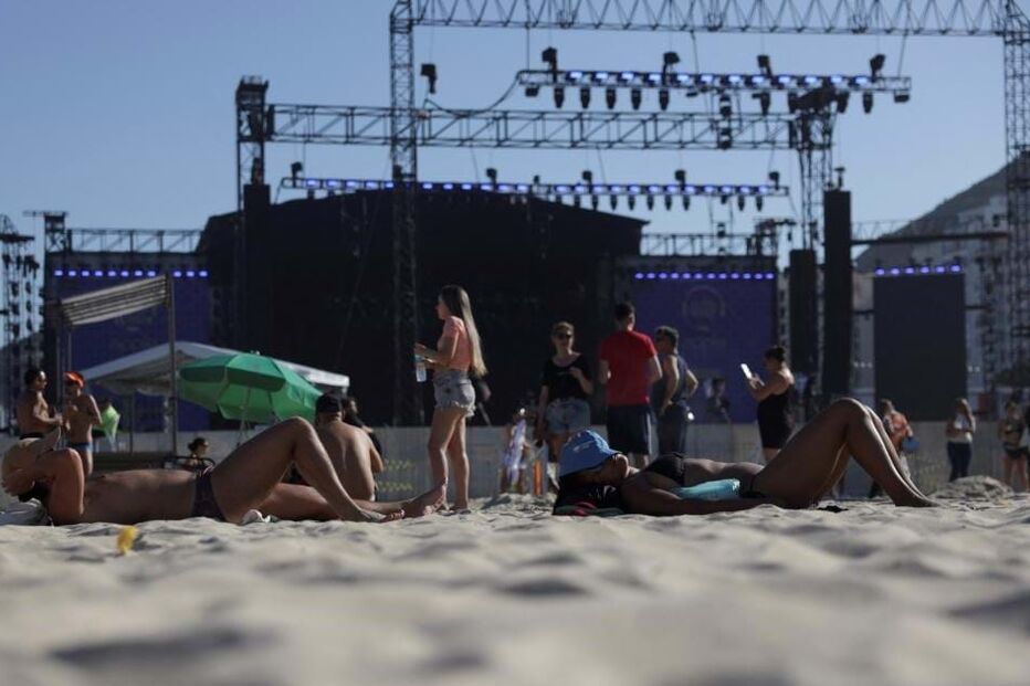 Fãs na praia de Copacabana antes do concerto de Madonna