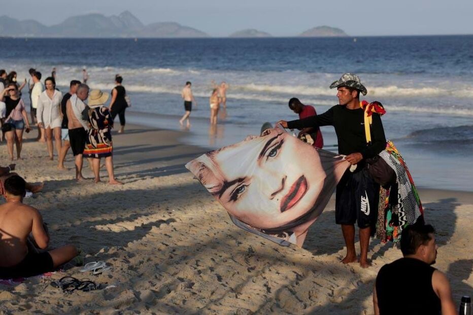 Fãs na praia de Copacabana antes do concerto de Madonna