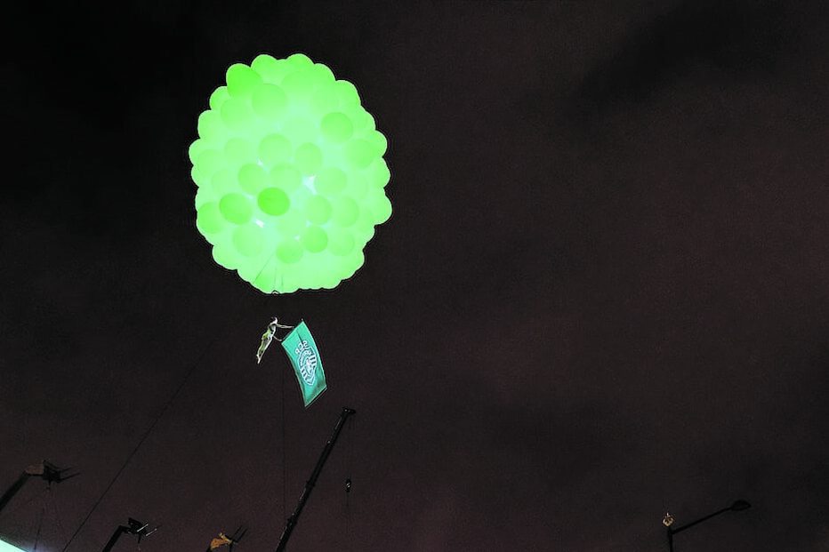 Coreografia da mulher suspensa por balões causou enorme impacto