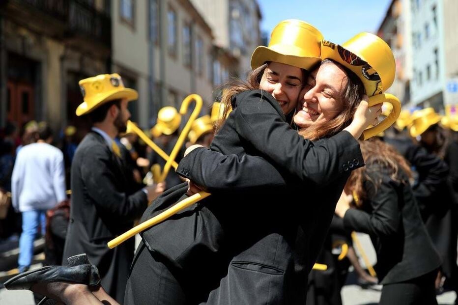 Risos, abraços e muita emoção marcaram o cortejo académico da Queima das Fitas do Porto