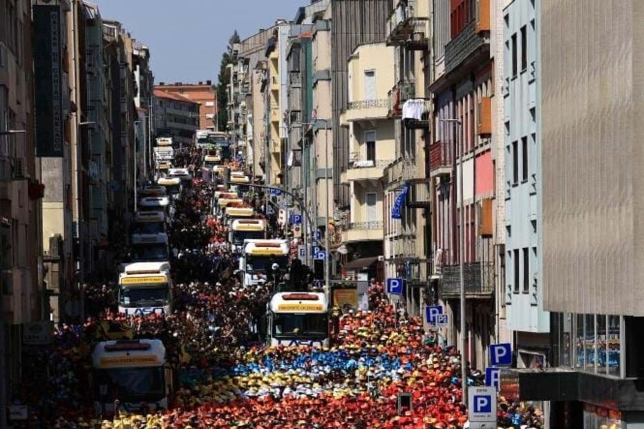 Risos, abraços e muita emoção marcaram o cortejo académico da Queima das Fitas do Porto