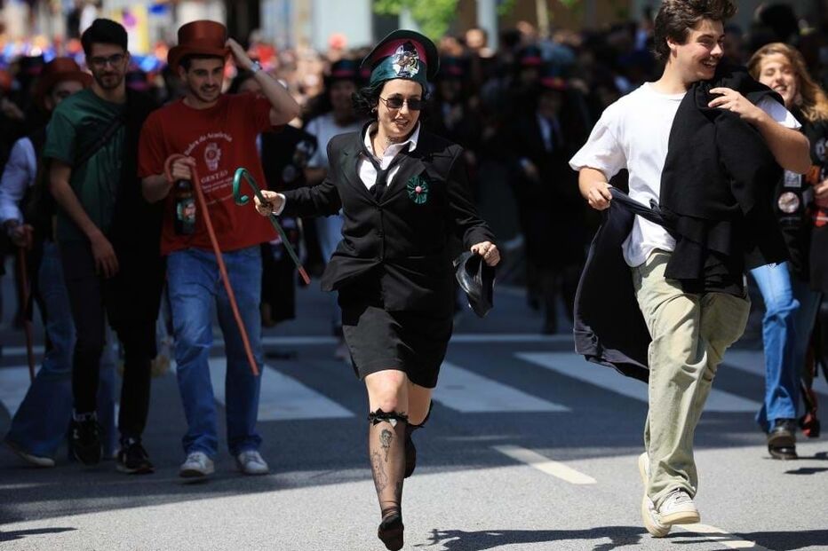 Risos, abraços e muita emoção marcaram o cortejo académico da Queima das Fitas do Porto