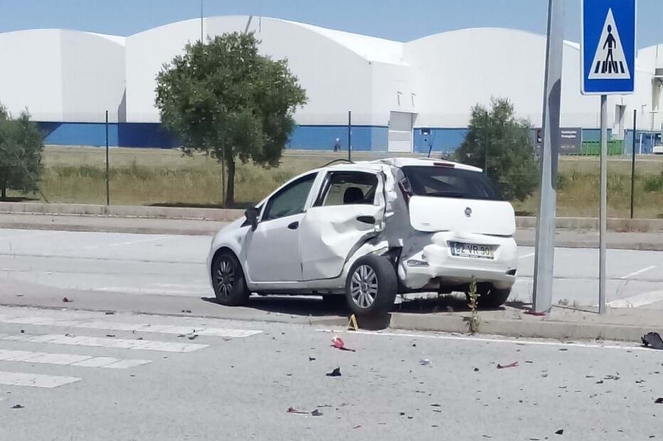 Motociclista morre em colisão com carro em Évora