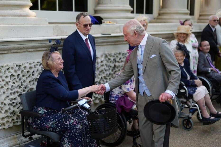 Carlos III na Royal Garden Party, no Palácio de Buckingham, em Londres
